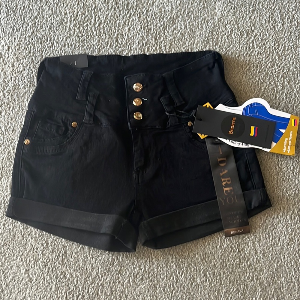 BENAVA BLACK SHORTS
